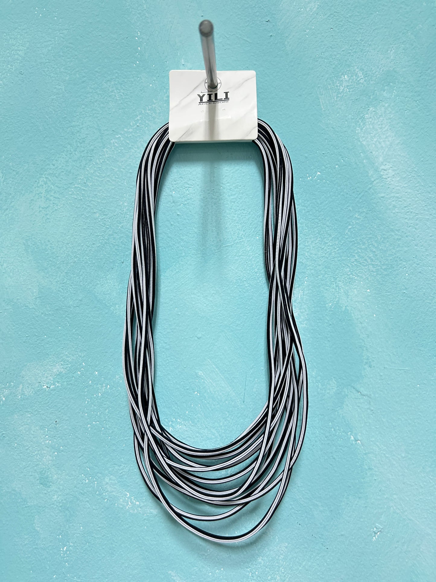 Short & thin stringy necklace