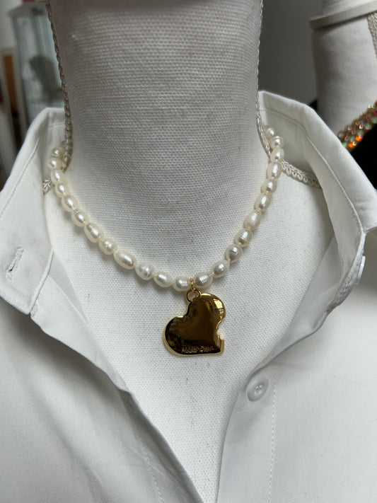 Long pearl necklace corazón mordido